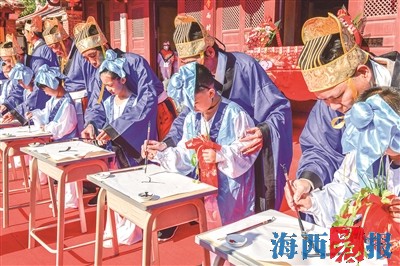 廈門孔子文化節(jié)昨日舉行 孩子們身著漢服獻(xiàn)上六佾之舞