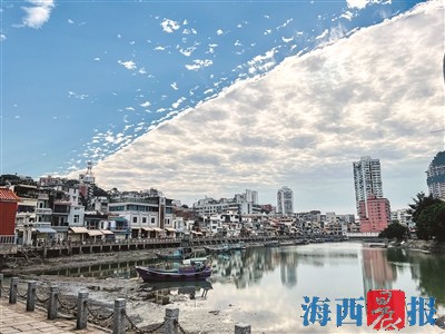 廈門昨日天空出現(xiàn)神奇分界線 冷暖氣團(tuán)相互擠壓