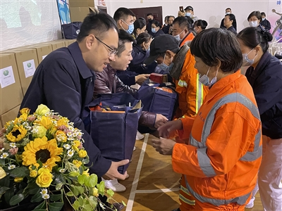乘客公交車廂內(nèi)突然暈倒 駕駛員連忙撥打報(bào)警電話