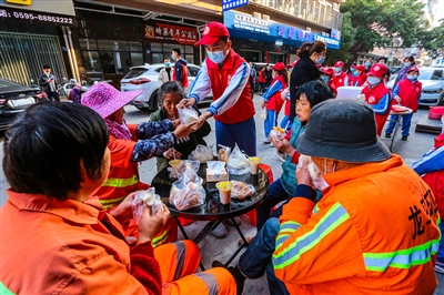 志愿者服務隊愛心早餐暖人心 31個周六送出3000份