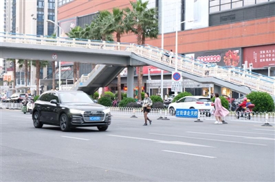 人行天橋和地下通道放那不走 市民還是選擇橫穿馬路