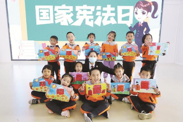 法官走進南靖縣實驗幼兒園 為小朋友送上樂趣憲法課