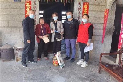 石獅志愿者開(kāi)展幫扶工作 為貧困群眾解決實(shí)際困難