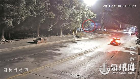 一輛重型貨車突發(fā)自燃 交警緊急借來滅火器撲滅明火