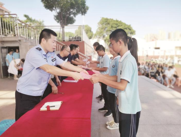 臺商投資區(qū)鴻漸中學(xué)加強學(xué)生交通安全意識