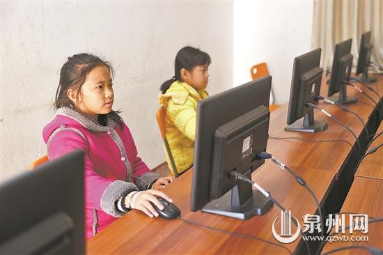 一所農(nóng)村小學(xué)僅剩三名學(xué)生 教師身兼多項(xiàng)教務(wù)認(rèn)真教學(xué)