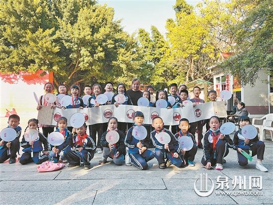 小記者們與剪紙藝人面對(duì)面接觸 展現(xiàn)泉州文化魅力