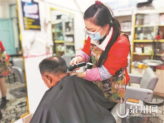 女理發(fā)師搬回農(nóng)村 為70歲以上老人免費理發(fā)