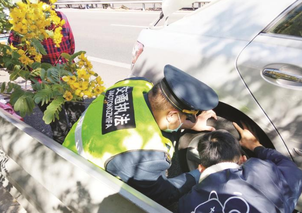 小轎車在高速公路上突然爆胎 執(zhí)法員及時出手相助