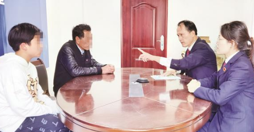 留守兒童當(dāng)起“小混混” 老人懇求檢察官讓他迷途知返