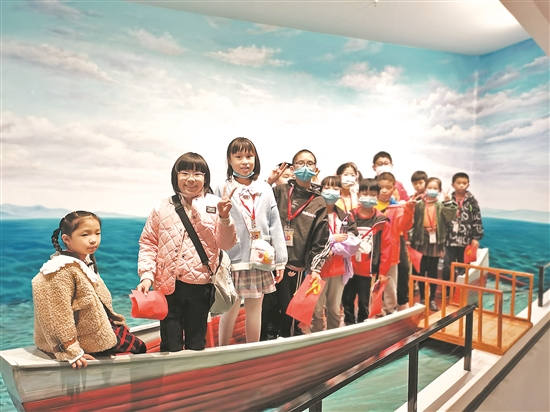 小記者走進(jìn)海外交通史博物館 體驗(yàn)一回動(dòng)手樂(lè)趣