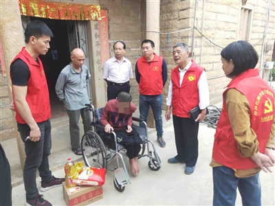 石獅市組織志愿者慰問(wèn)重度殘疾青少年家庭