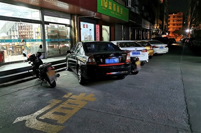 車(chē)輛亂停放堵塞消防通道 一旦發(fā)生險(xiǎn)情后果不堪設(shè)想