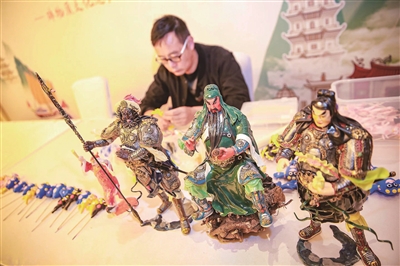 面人技藝傳承人作品活靈活現(xiàn) 吸引市民游客駐足欣賞