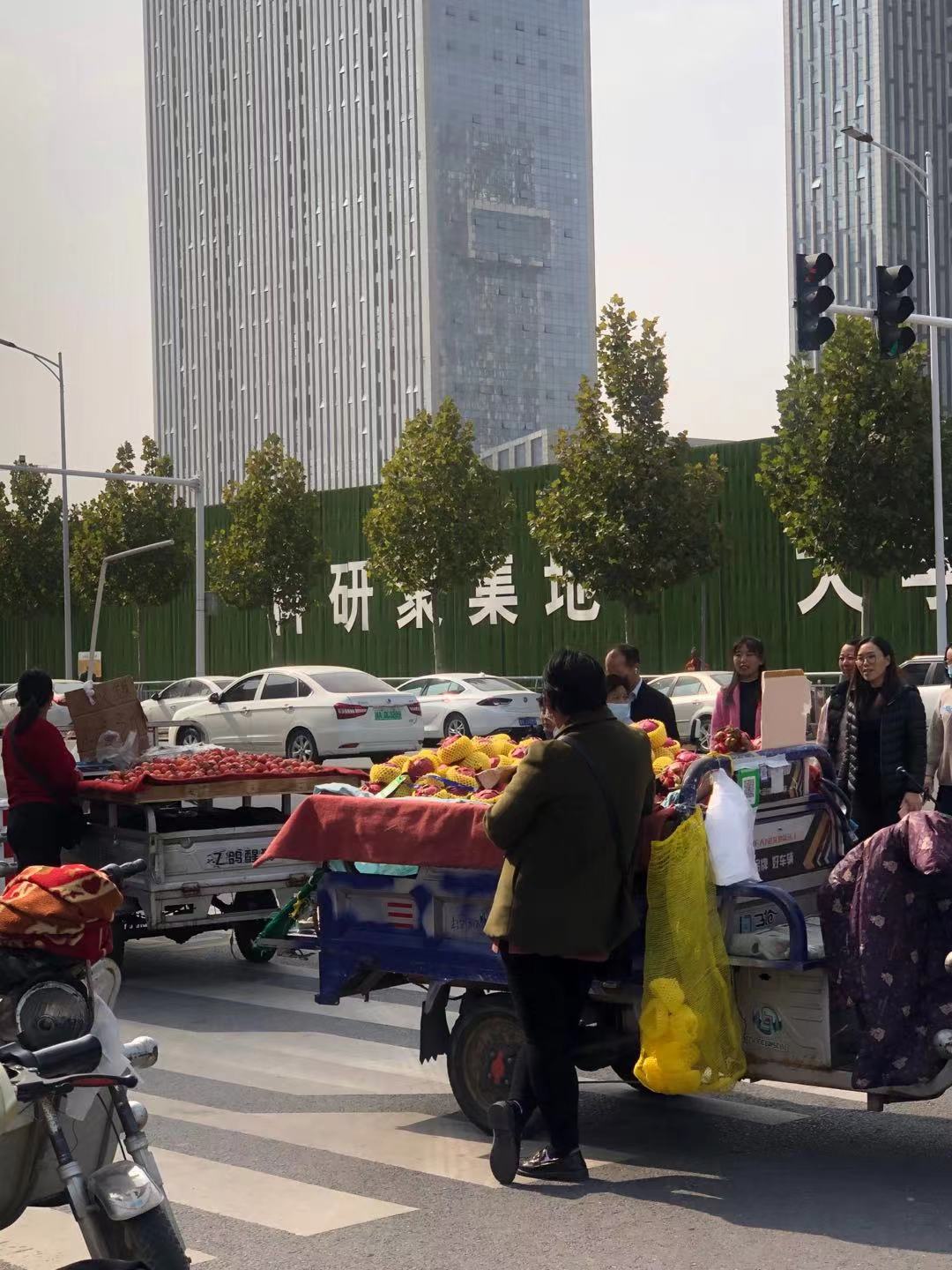 兩輛電動(dòng)車相撞 兩名輔警開展救援處理