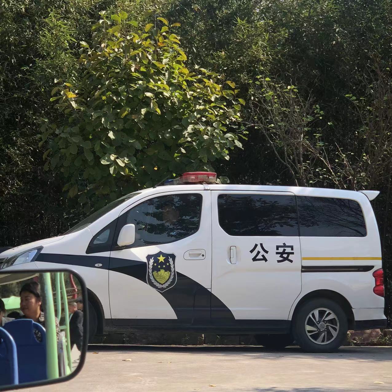 八旬老人走失強(qiáng)闖高速公路 交警及時救助聯(lián)系家人