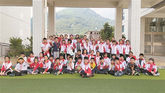 校園足球聯(lián)賽女子組比賽落幕 小記者進(jìn)行實(shí)地采訪