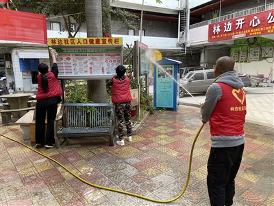 湖濱街道開(kāi)展環(huán)境衛(wèi)生大掃除 確保完成城市創(chuàng)建工作