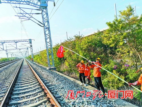 紅色氣球和條幅威脅鐵路供電安全 影響列車運(yùn)輸秩序