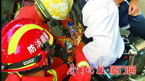 中學(xué)生右腳不慎卡進(jìn)電動車車架 消防員幫其成功取出