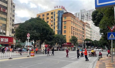 文明勸導(dǎo)員在十字路口工作服務(wù) 文明出行氛圍越來越濃