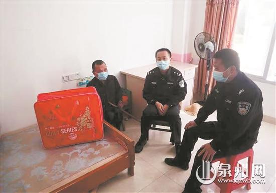 老人因腿部殘疾不慎摔倒在地 民警隨即將老人扶上警車(chē)