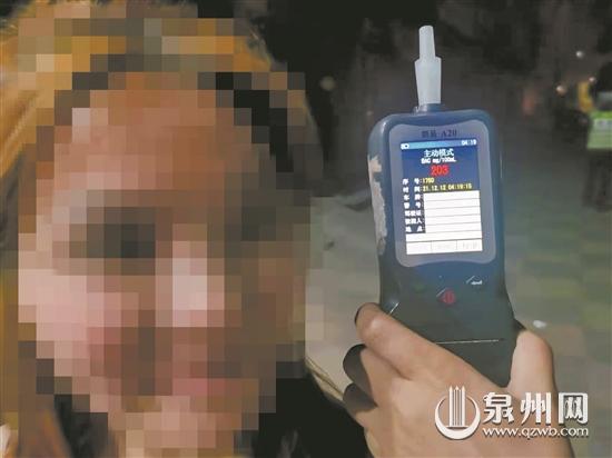 南安一女子堅(jiān)持酒后駕車(chē)上路 被交警查獲后崩潰大哭
