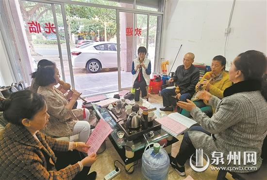 退休大姐免費(fèi)教吹葫蘆絲 帶著姐妹豐富日常生活
