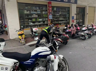 石獅巡特警用小小行動 體現(xiàn)巡特警文明素質(zhì)
