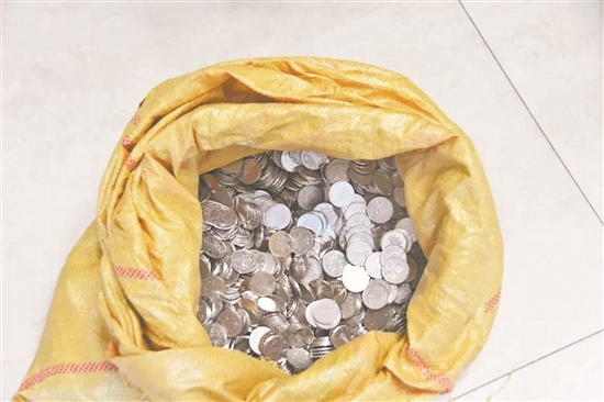 法院依法凍結(jié)男子名下所有財(cái)產(chǎn) 男子將126斤硬幣送到法院