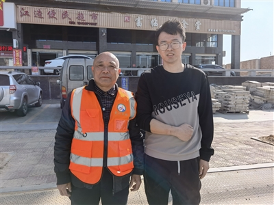 市民右手被壓在車下 環(huán)衛(wèi)工緊急伸出援手