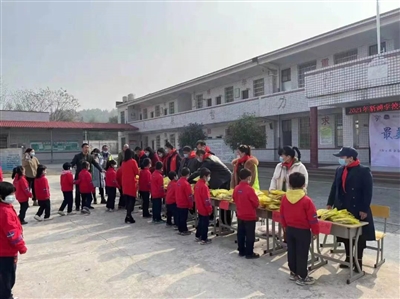 愛心企業(yè)為貧困山區(qū)學(xué)校捐贈(zèng)校服和校鞋
