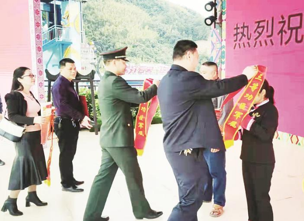 送喜報(bào)小分隊(duì)走進(jìn)現(xiàn)役軍人家中 送上立功喜報(bào)和慰問金