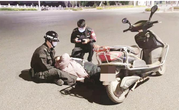女子騎車時舊傷復(fù)發(fā)疼痛難忍 所幸遇到群眾和民警幫助