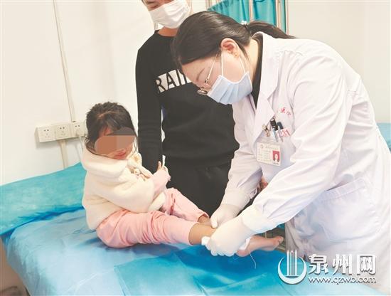 多名孩子腳踝異常紅腫 罪魁禍?zhǔn)拙故俏浵?/>
								<p>別以為螞蟻之類的蟲子小，就沒殺傷力。它們咬你一口，傷害卻不小。近日，泉州市中醫(yī)院就收治了多名被螞蟻咬傷的孩童。醫(yī)生提醒：有些品種的   <a href=
