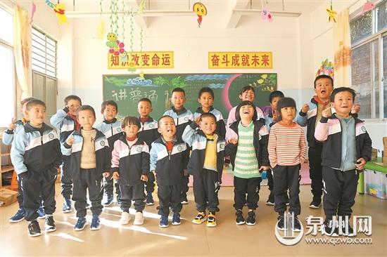 大學(xué)生將50條圍巾打包進(jìn)盲盒 鼓勵留守兒童努力學(xué)習(xí)