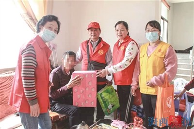 七旬長(zhǎng)者義工堅(jiān)持做公益 向老年朋友傳遞正能量