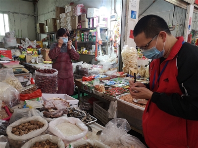 鳳里街道執(zhí)法人員前往農(nóng)貿(mào)市場(chǎng)開展專項(xiàng)檢查