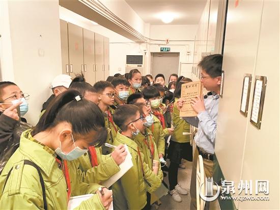 小記者們走進(jìn)鯉城區(qū)檔案館庫房 了解泉州古城風(fēng)土人情