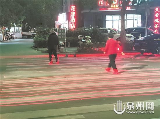 人行橫道激光安全警示裝置讓過(guò)馬路“自帶光環(huán)”