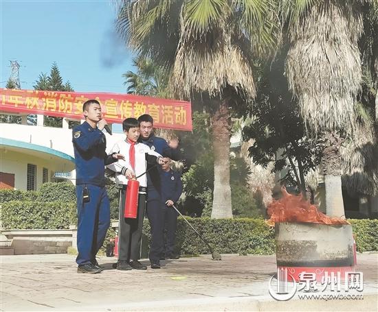 紅色的消防車開(kāi)進(jìn)學(xué)校校園 為小學(xué)生帶來(lái)消防知識(shí)