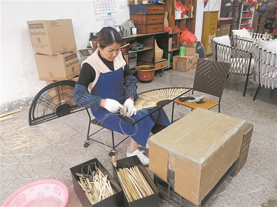 創(chuàng)意藤鐵工藝品受青睞 每年新品開(kāi)發(fā)五千多個(gè)