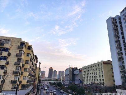 開放式小區(qū)樓道內(nèi)墻面破舊 人大代表進(jìn)行重新粉刷