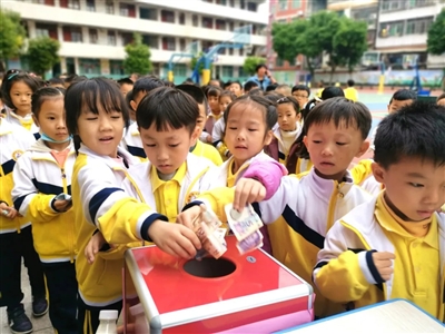 林邊小學舉行現(xiàn)場捐款活動 為不幸家庭帶去溫暖