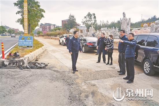 小轎車失控側(cè)翻燃起熊熊大火 三名勇士砸開天窗救人