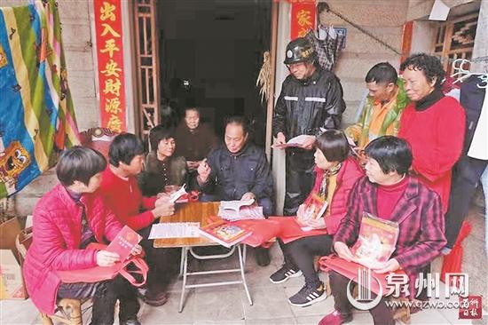 農(nóng)民義務(wù)110巡邏隊(duì)隊(duì)長為村民發(fā)放“平安禮包”