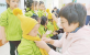 華安二幼教師們?yōu)樾∨笥阉蜕隙痢皽嘏? width=
