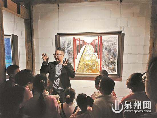 創(chuàng)作者上陣全方位講解作品 吸引不少人前往參觀