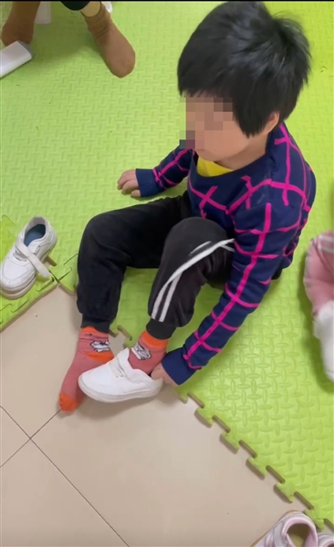 三名腦癱孤兒進(jìn)行康復(fù)治療 目標(biāo)是有生活自理能力