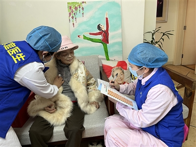 湖濱社區(qū)家庭醫(yī)生為行動不便老人提供體檢